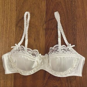 Victoria’s Secret sexy lacy white bra w bows, 34B